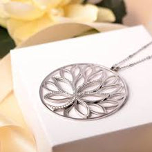 Charger l'image dans la galerie, COLLANA LUNGA MORELLATO "LOTO" CON CIONDOLO FIORE
